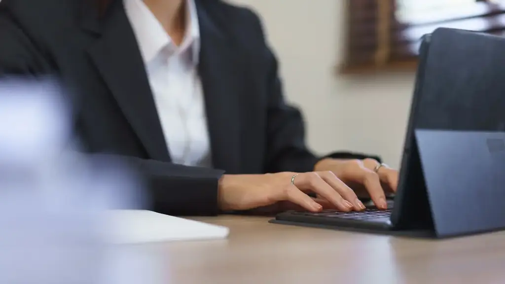 Reception hotel che utilizza un gestionale cloud